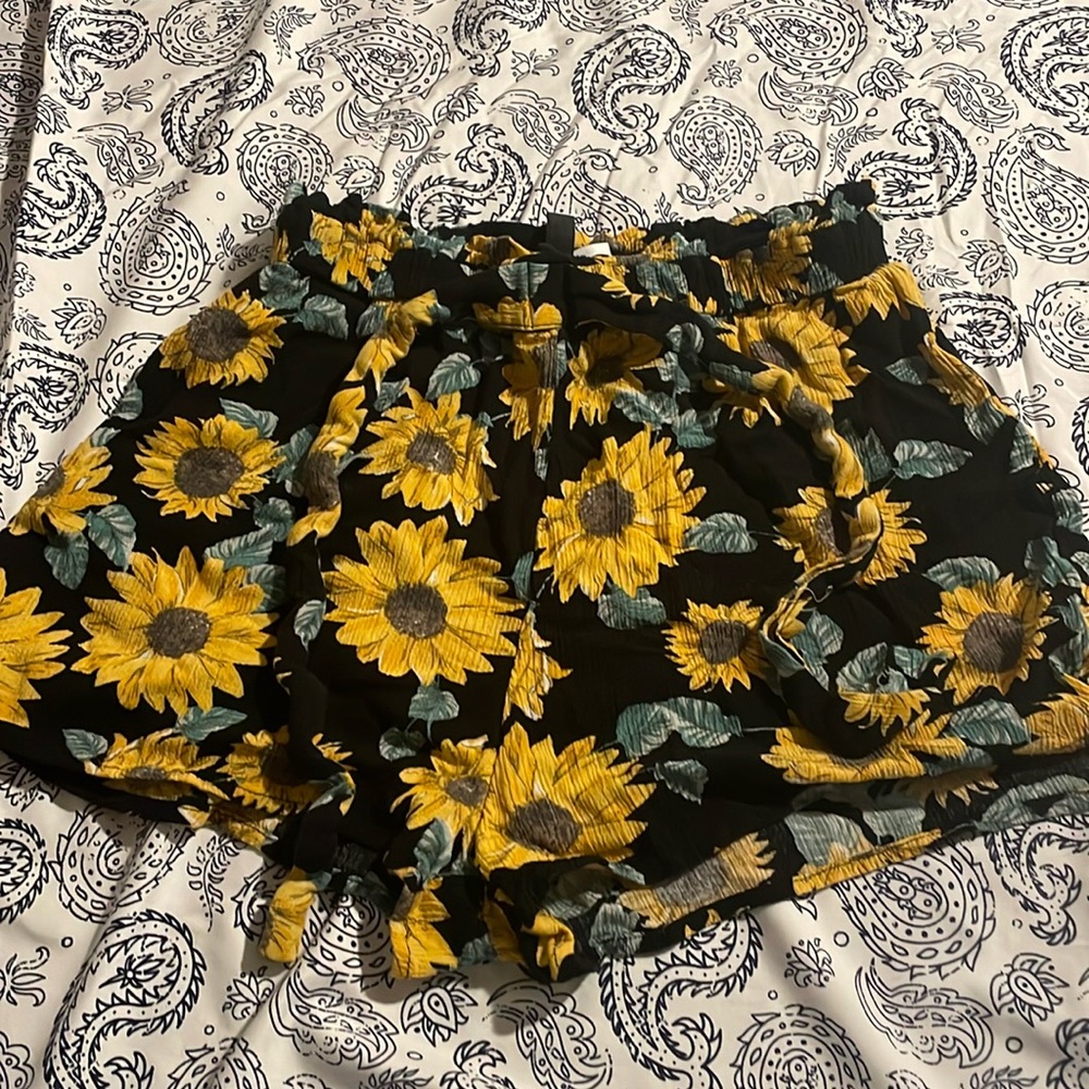 H&M DIVIDED sunflower, light weight, size 4, fake tie.Perfect for the beach!